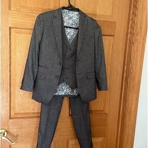 Isaac Mizrahi black/ gray floral lining 4 piece suit